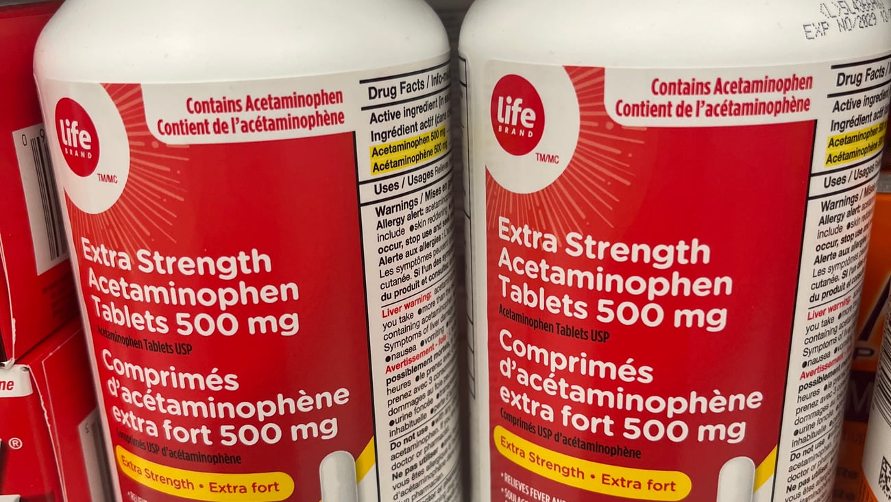 Des boîtes de 500 comprimés d'acétaminophène sur les étagères d'une pharmacie au Québec. (crédit: la rédaction)