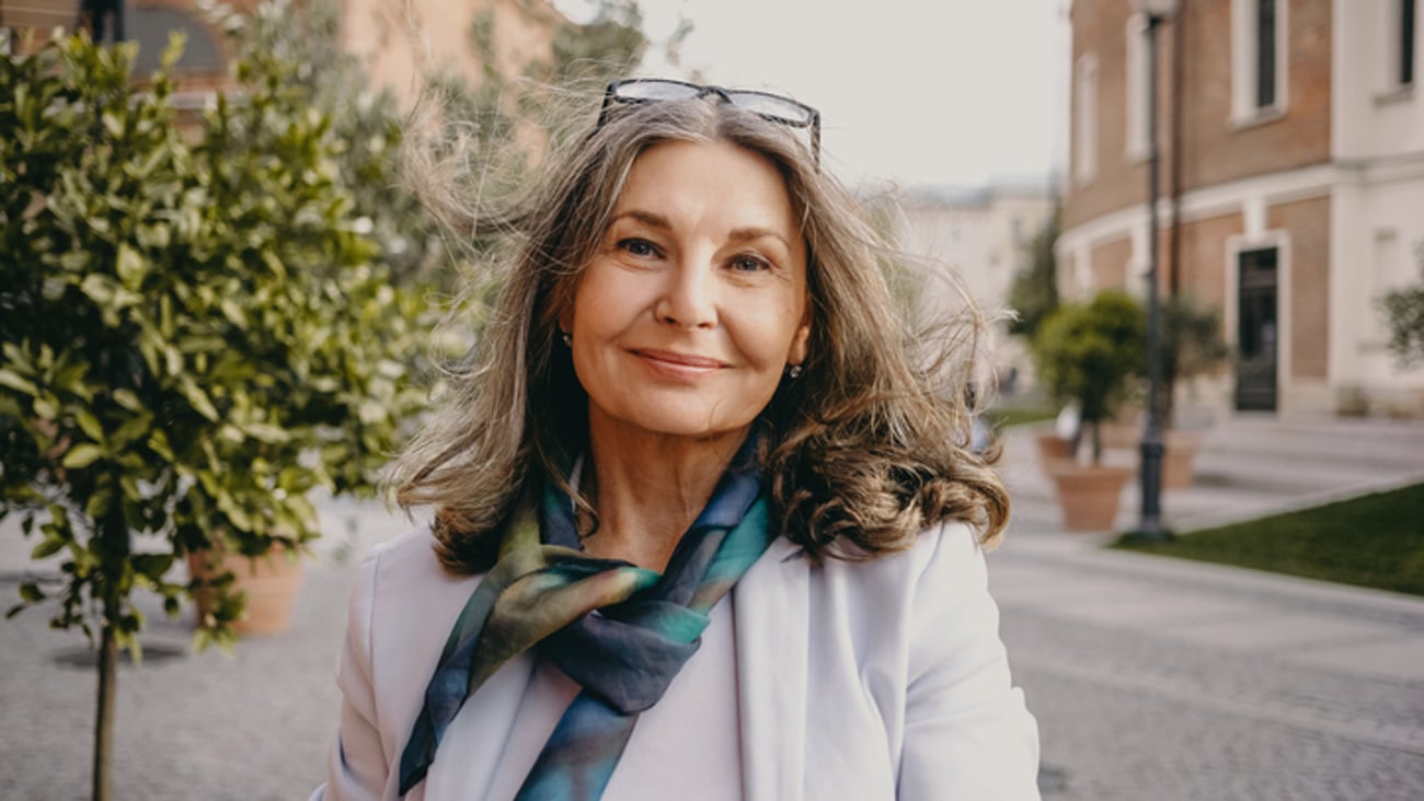 Une femme dans la soixantaine est sereine.