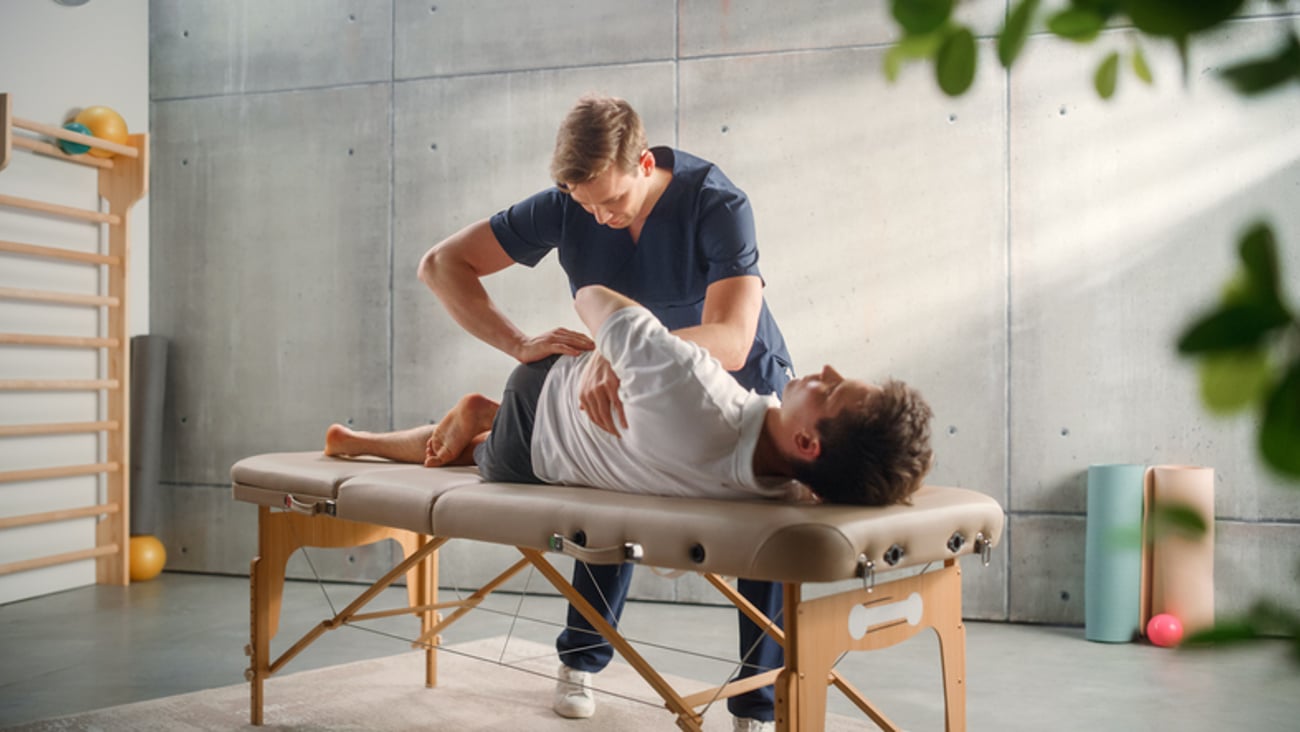 Un ostéopathe et son patient (source: Getty images).