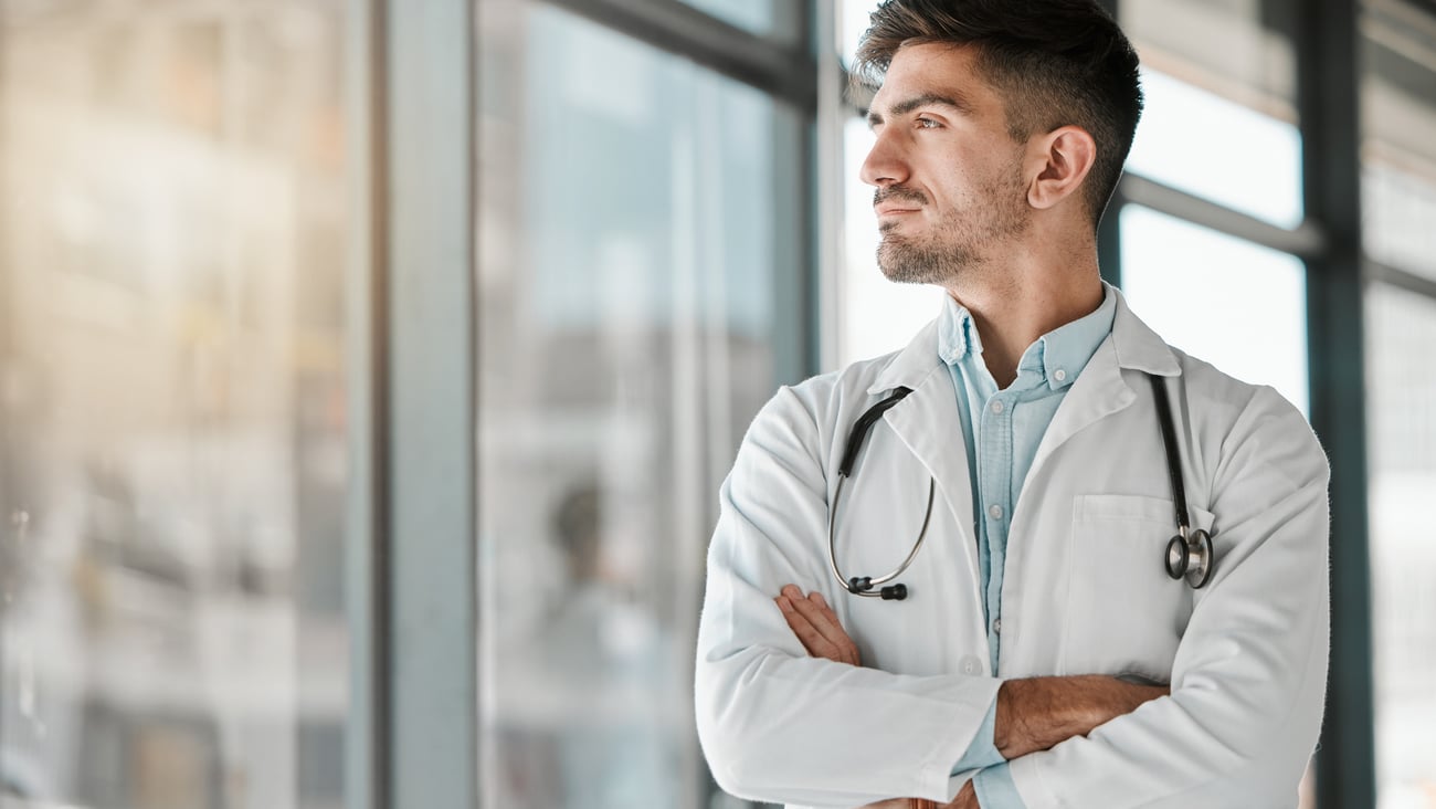 jeune medecin devant une vitre