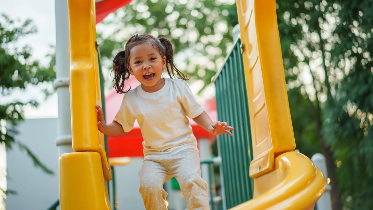 Enfant qui joue dans un parc