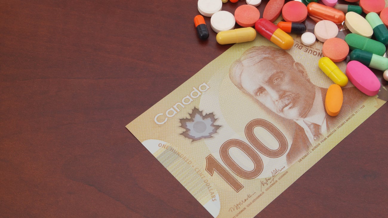 Des comprimés sur un billet de 100 dollars canadiens