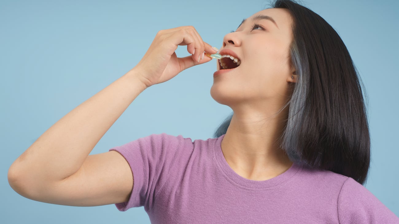 une femme asiatique prenant un supplément