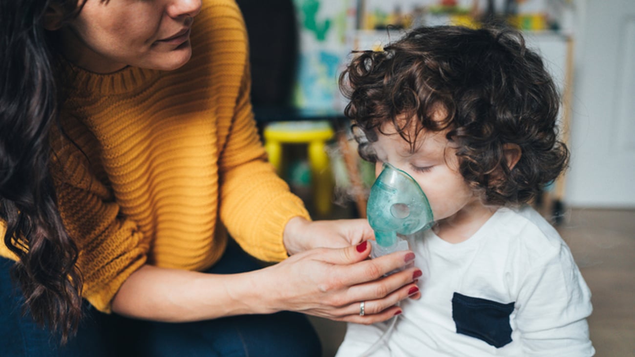 un enfant fait ses inhalations à la maison