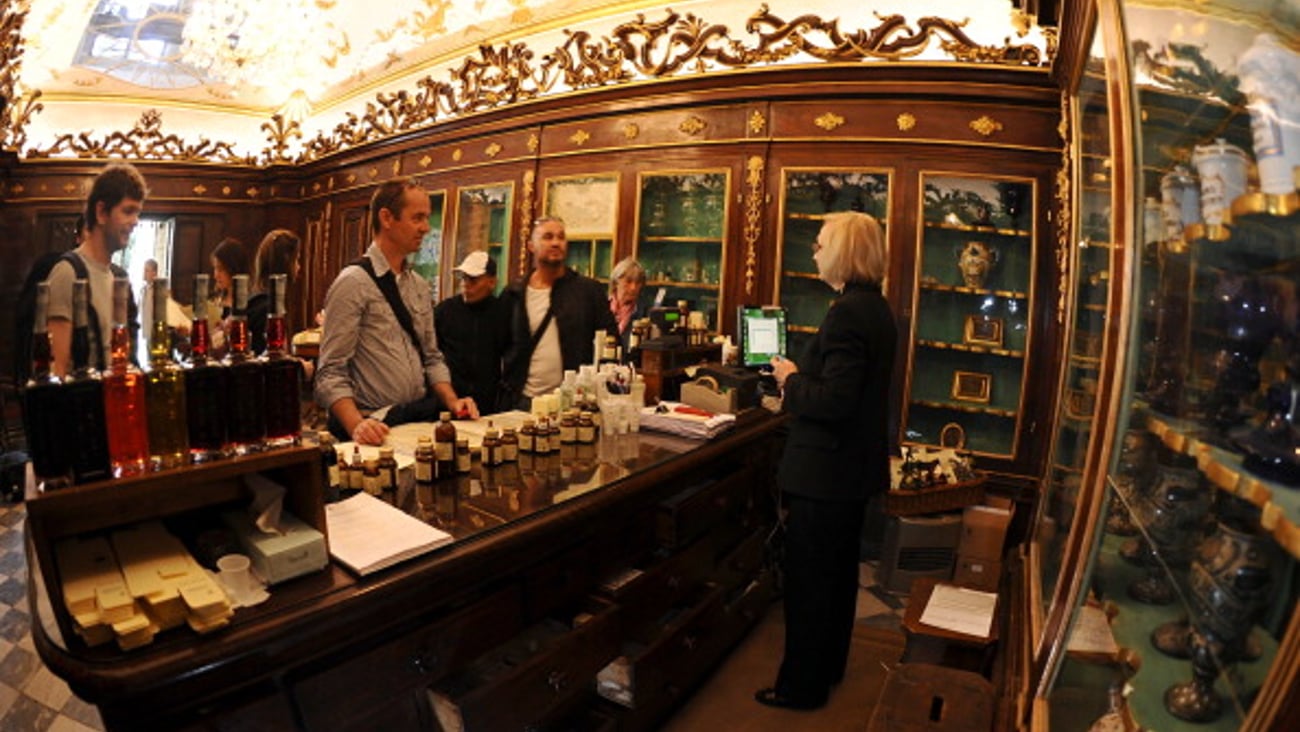 des clients dans la plus vieille pharmacie d'Italie