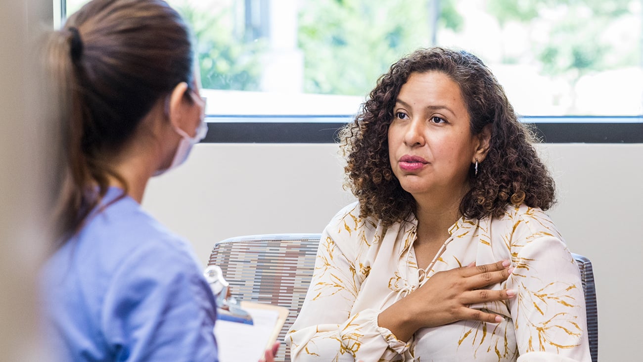 Patiente en discussion avec son médecin