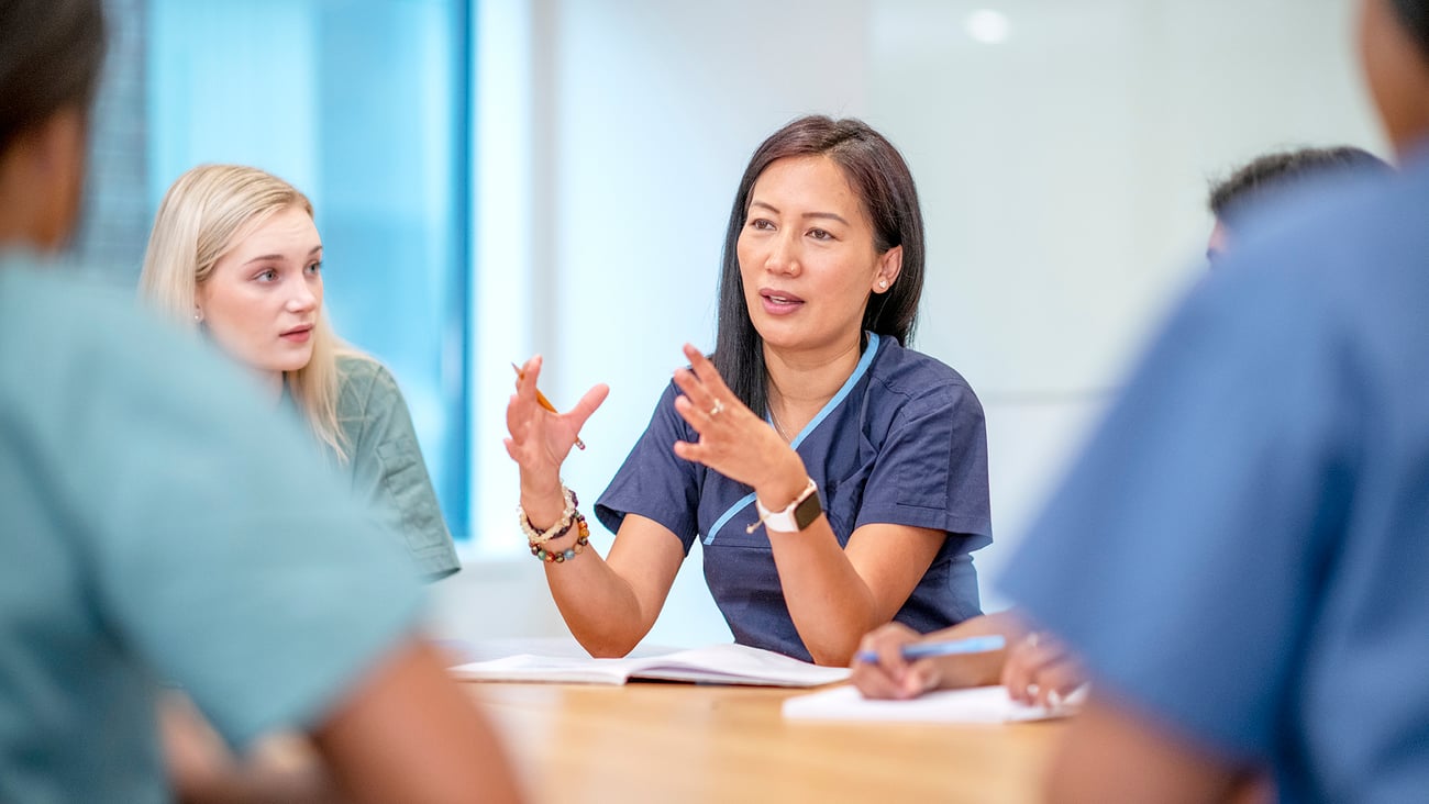 Professionnelles de la santé discutant autour d'une table