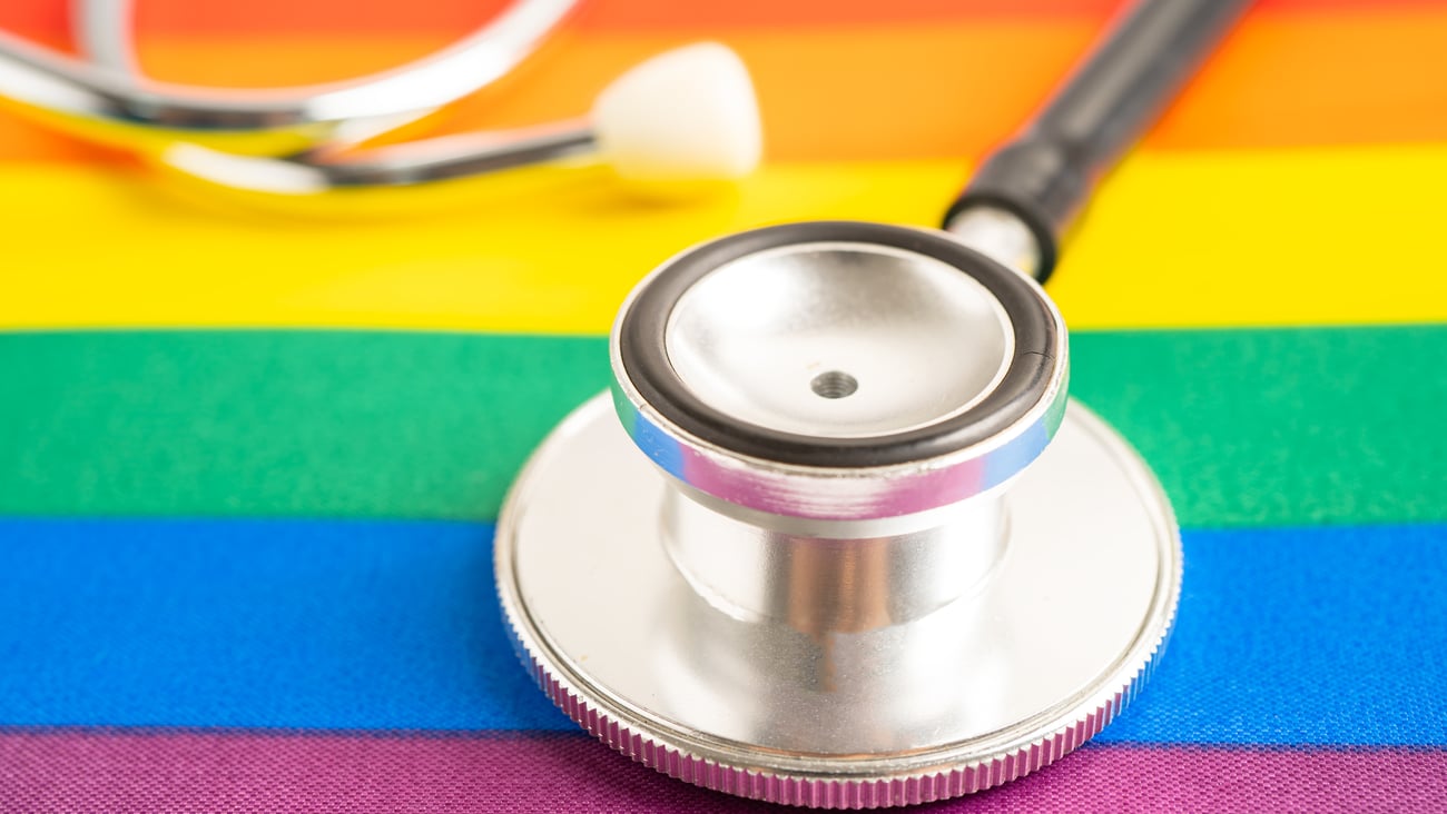 Stéthoscope sur un drapeau arc en ciel
