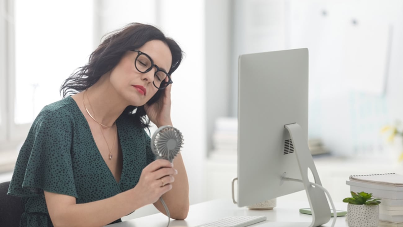 Femme en ménopause atteinte de bouffées de chaleur