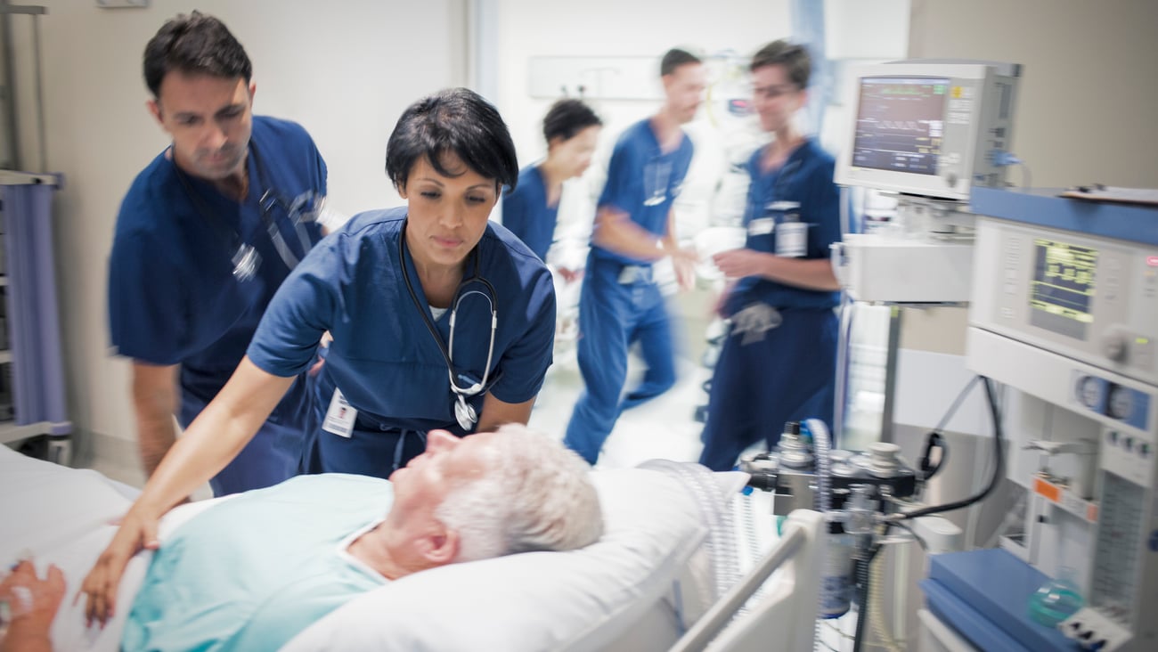 Médecins préparant un patient avant une intervention