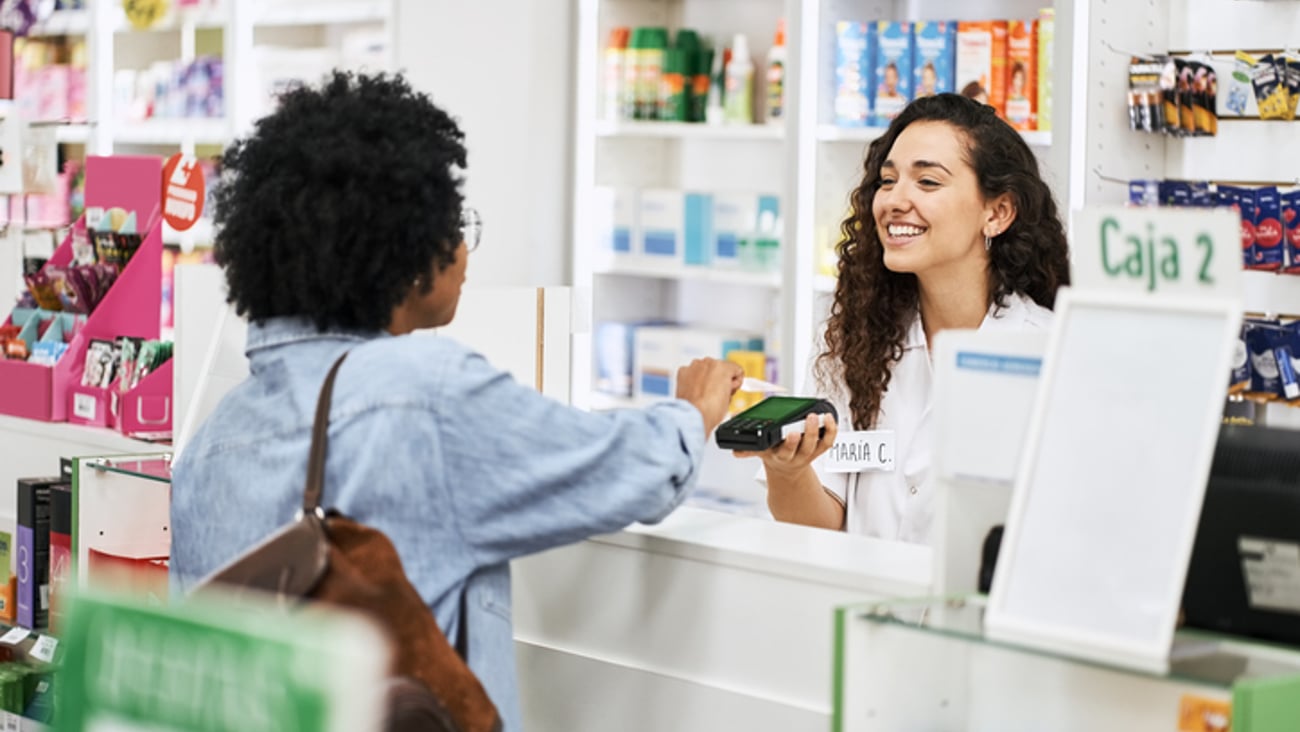 Une pharmacienne rit avec une patiente