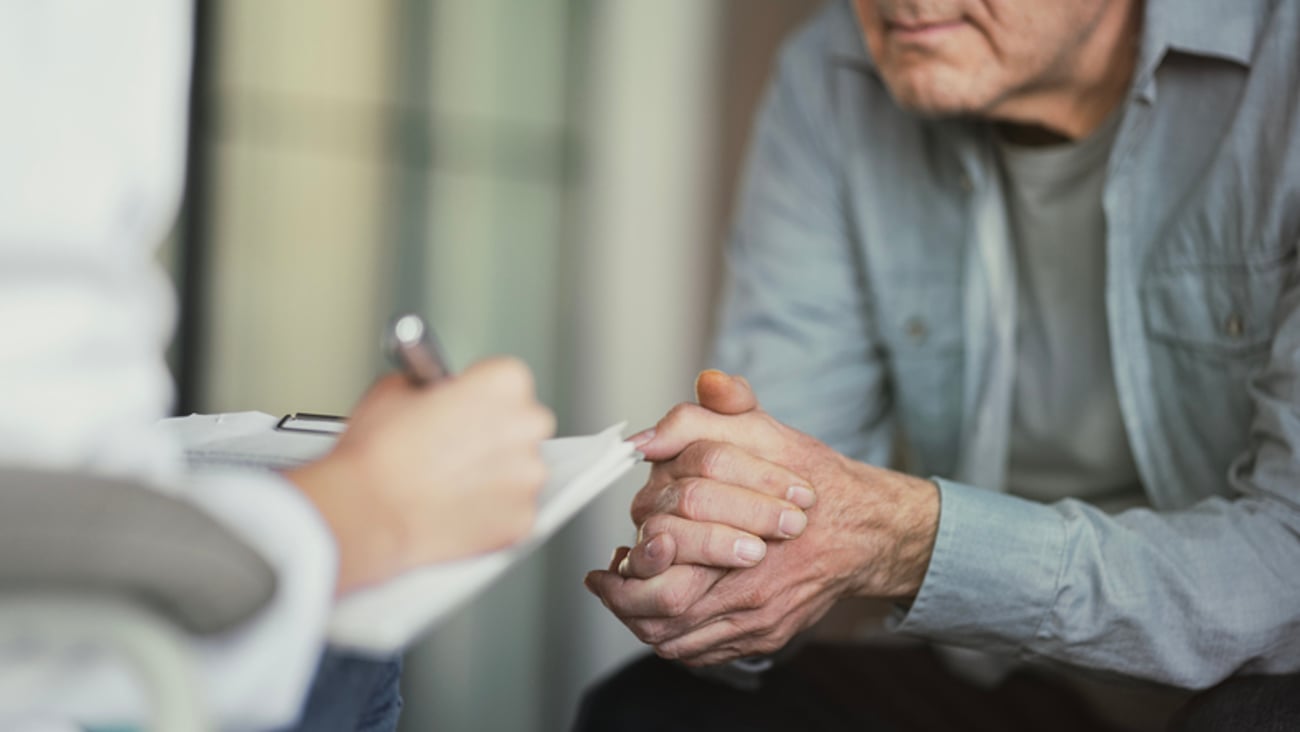 Une personne âgée en consultation psychiatrique.