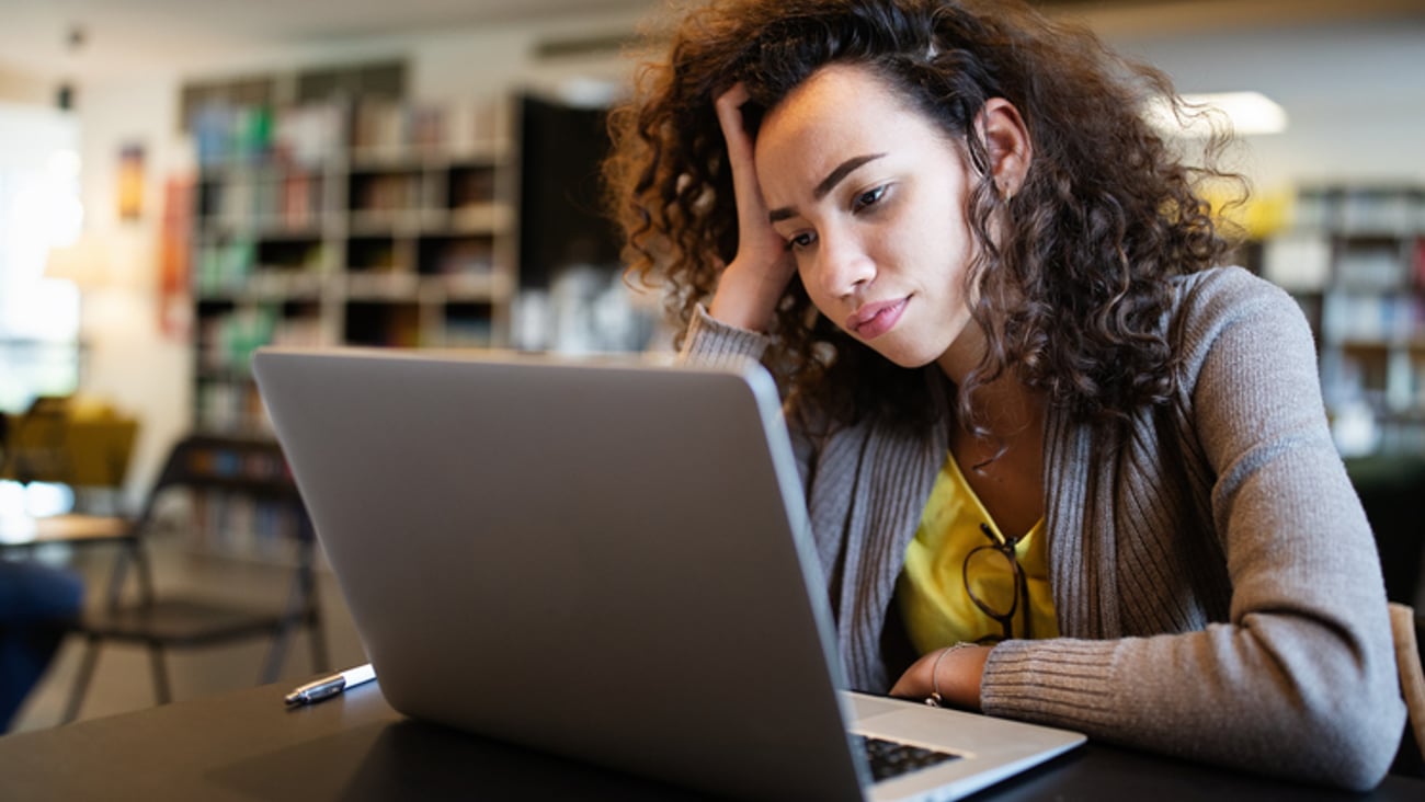 une jeune femme a du mal à se concentrer