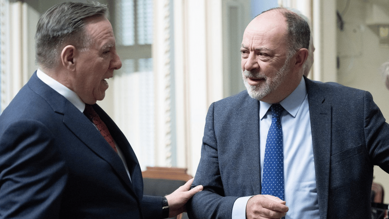 Le premier ministre du Québec, François Legault, à gauche, s'entretient avec le ministre de la Santé du Québec, Christian Dubé. (PC/Jacques Boissinot)