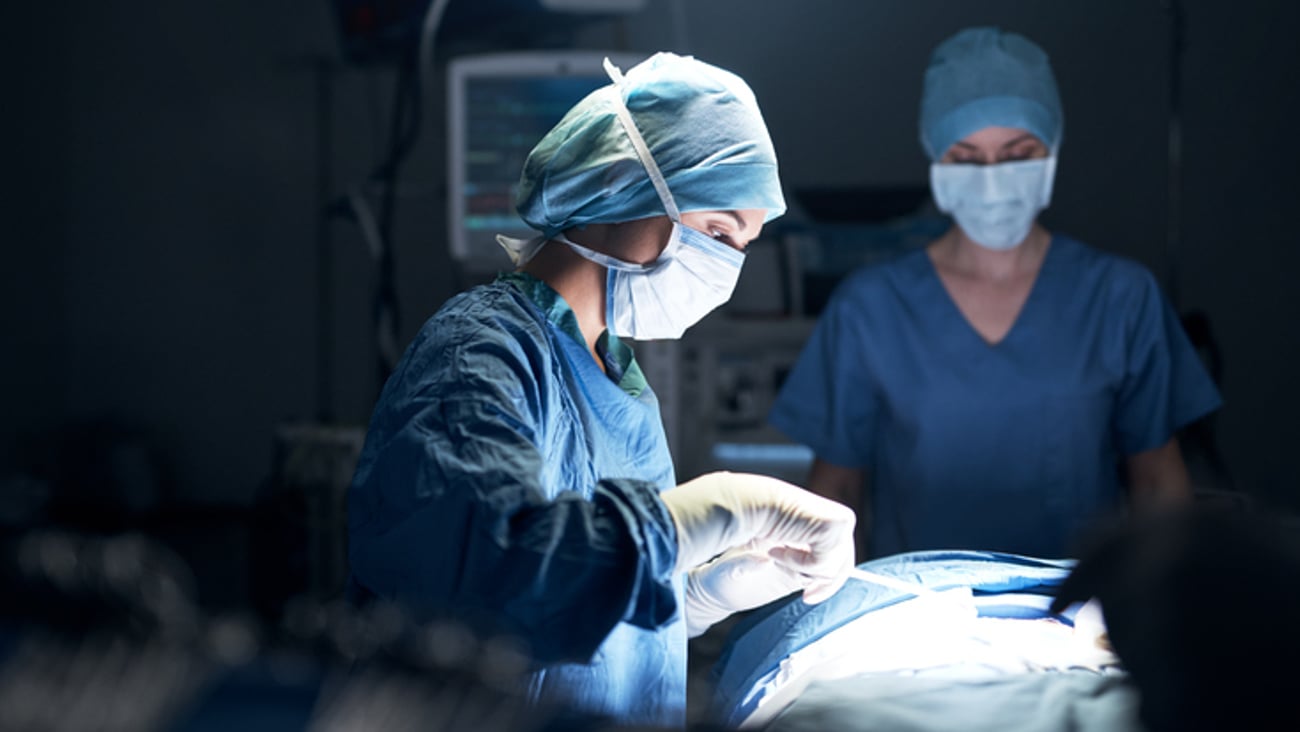 Une femme chirurgienne en salle d'opération.