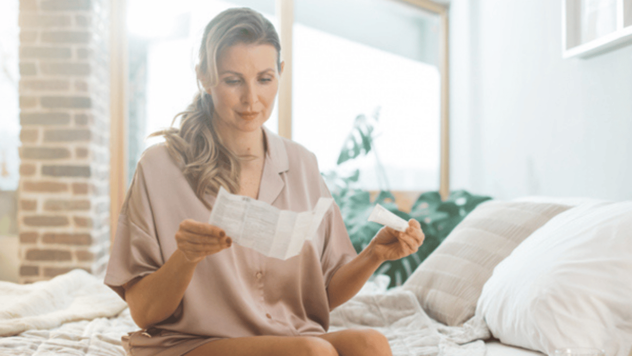 une femme qui lit une notice de médicament