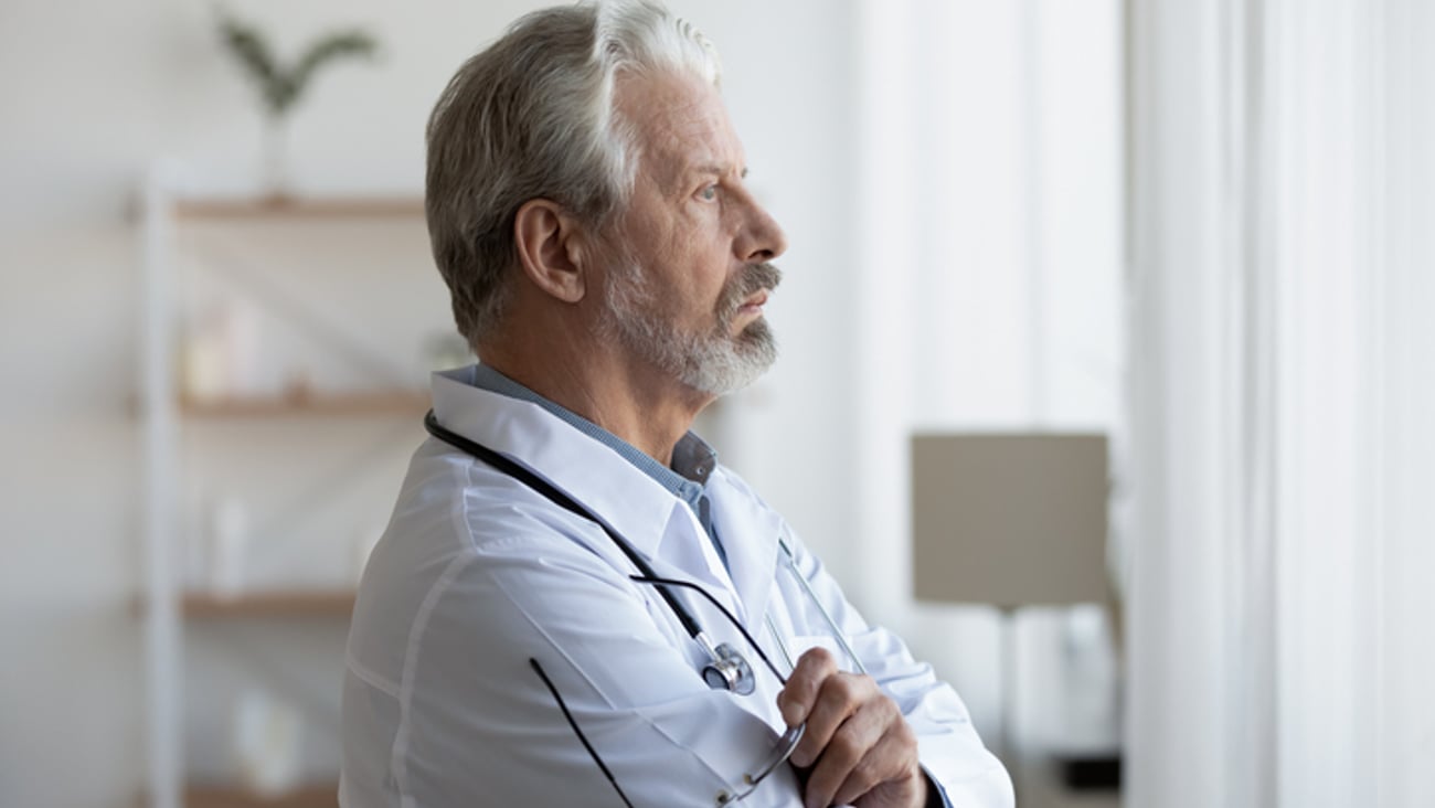 un médecin réfléchit