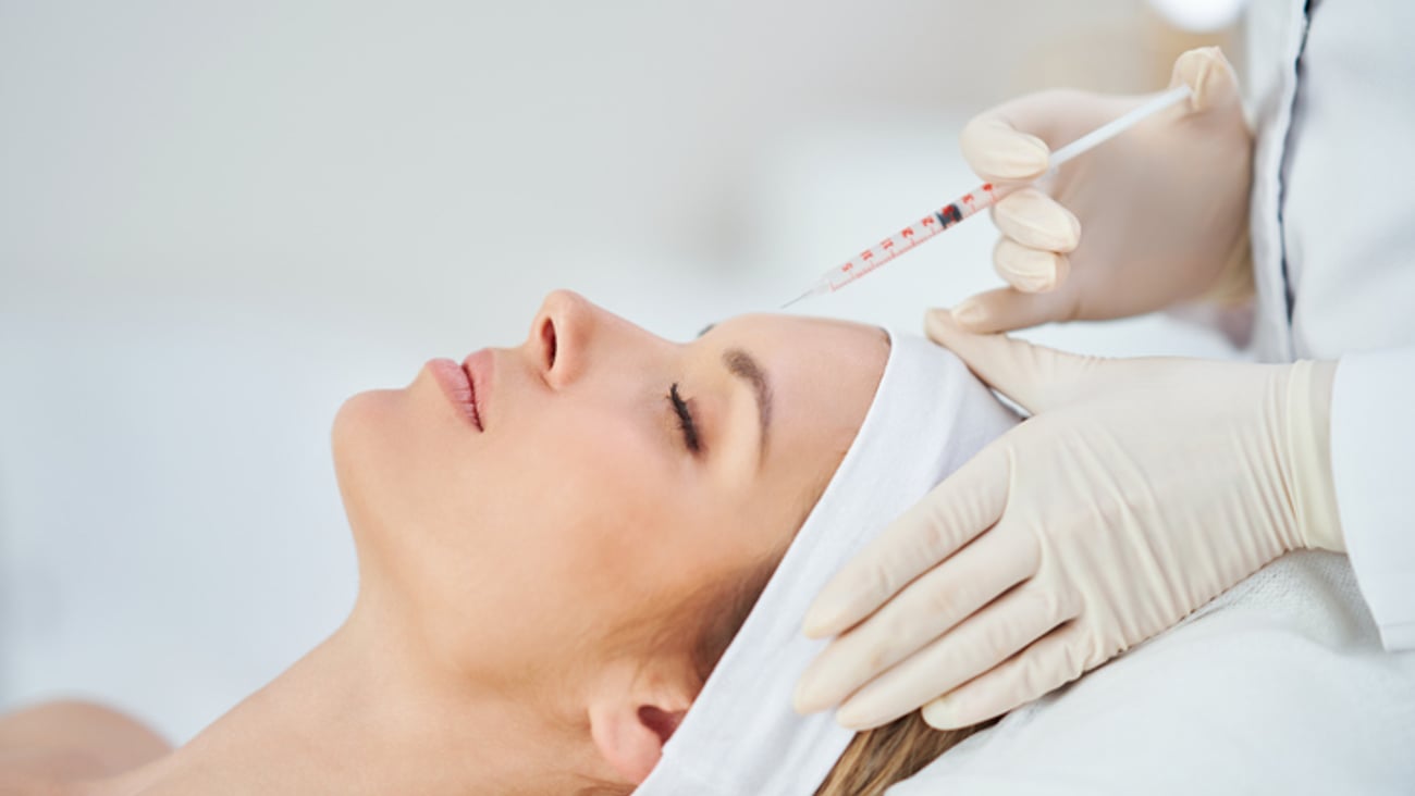 Une femme reçoit des injections de Botox au visage.