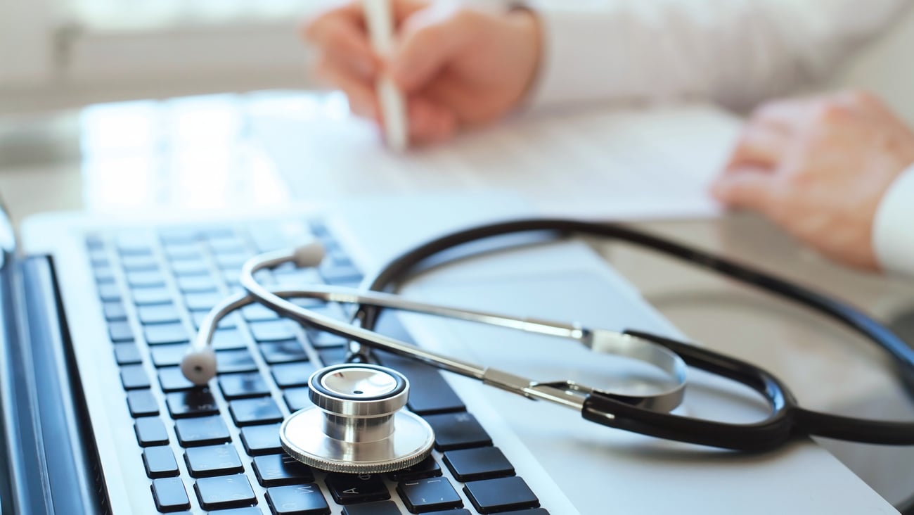 Stéthoscope sur un clavier ordinateur