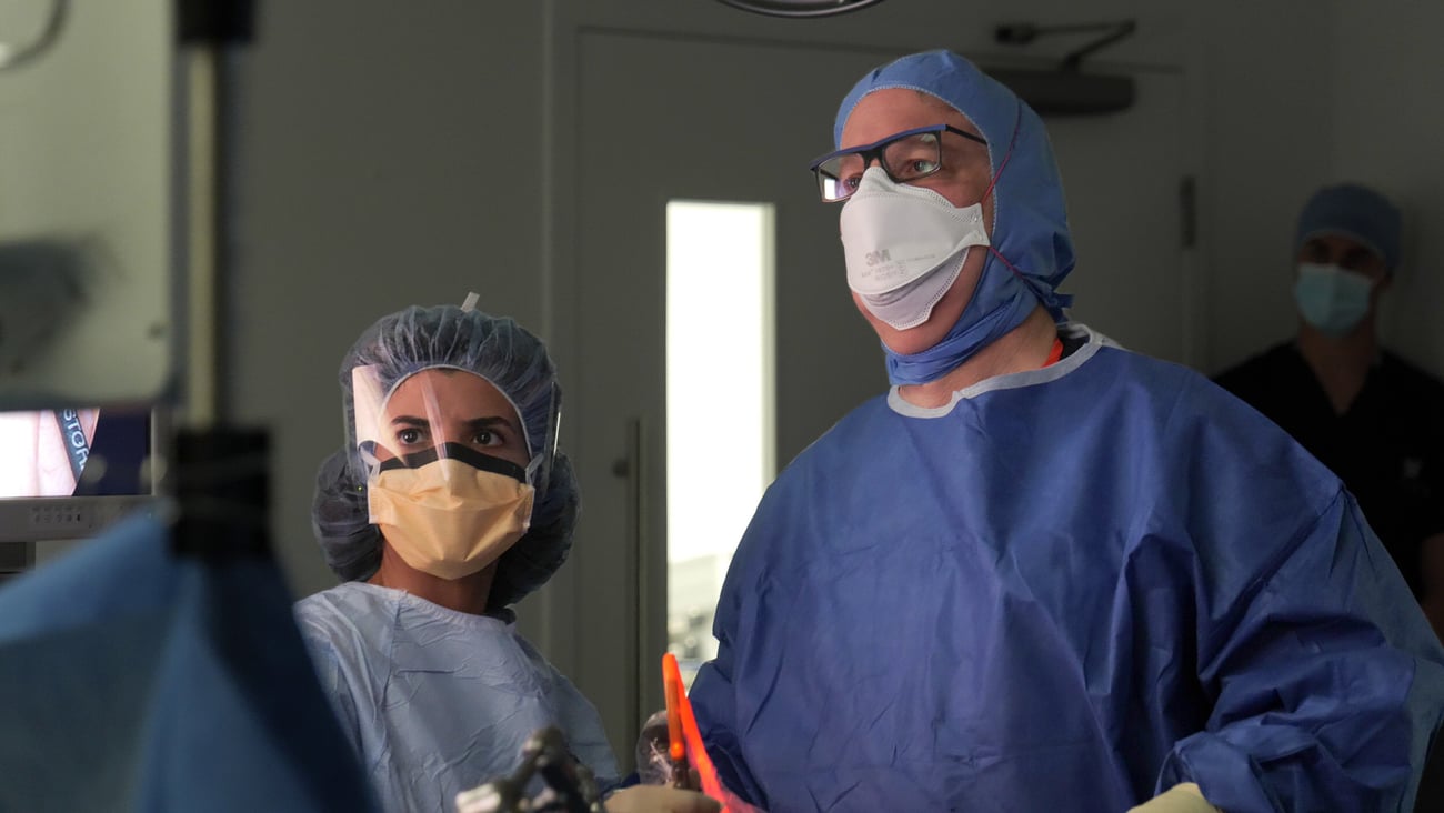 Dre Lamees Almutlaq (gauche), Dr Michel Gagner (droite) - crédit Groupe CNW/Clinique Michel Gagner