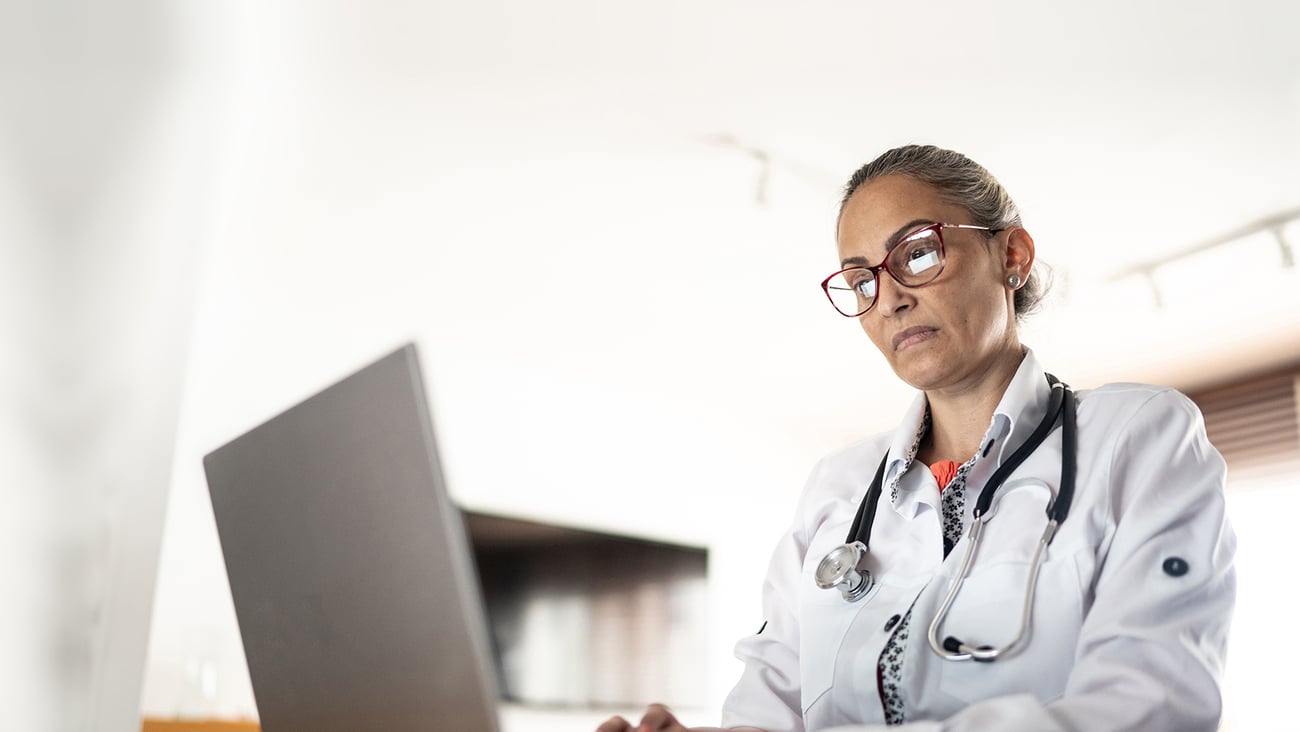 Médecin à l'ordinateur