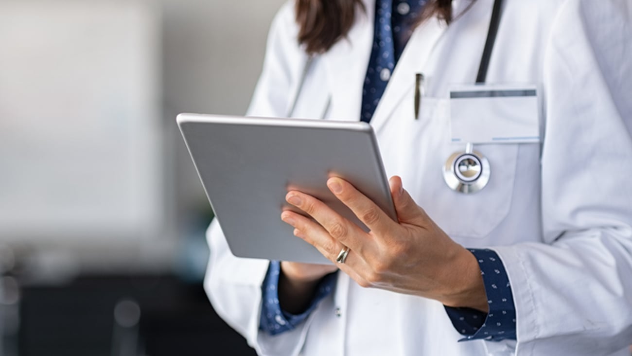 une médecin consulte sa tablette