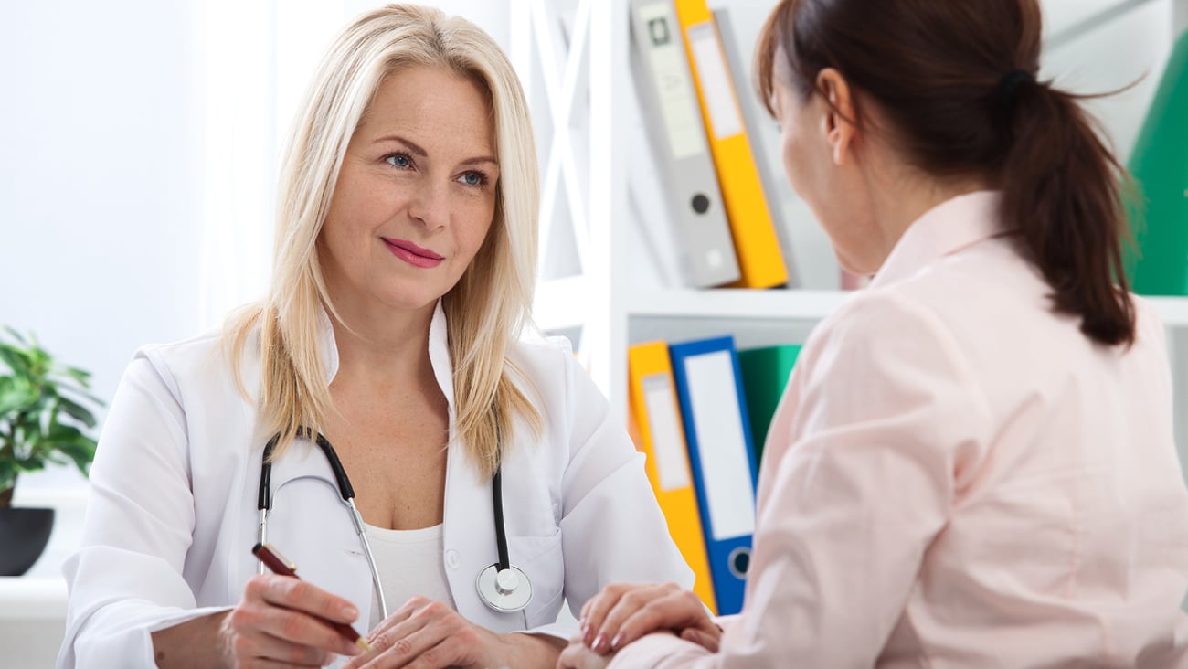 Patiente dans le cabinet du médecinne, elle reçoit des médicaments sur ordonnance.