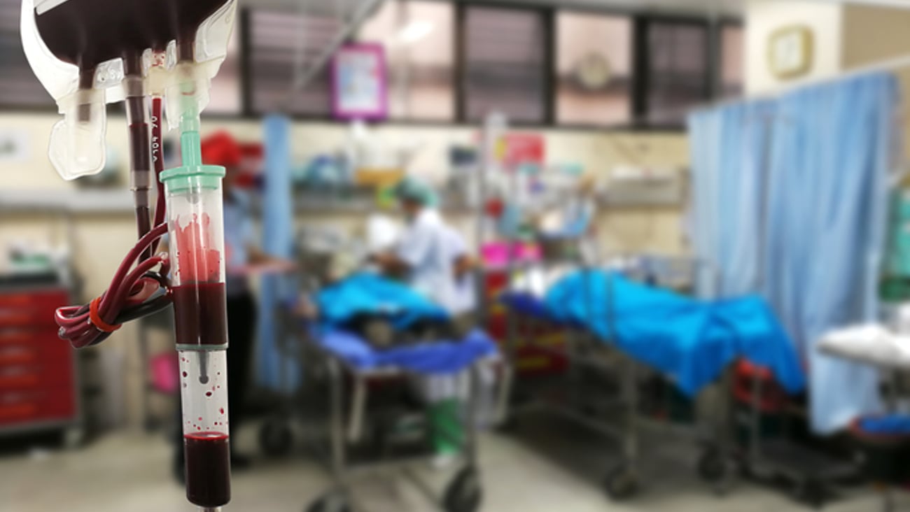 Une transfusion sanguine a lieu dans les urgences d'un hôpital.