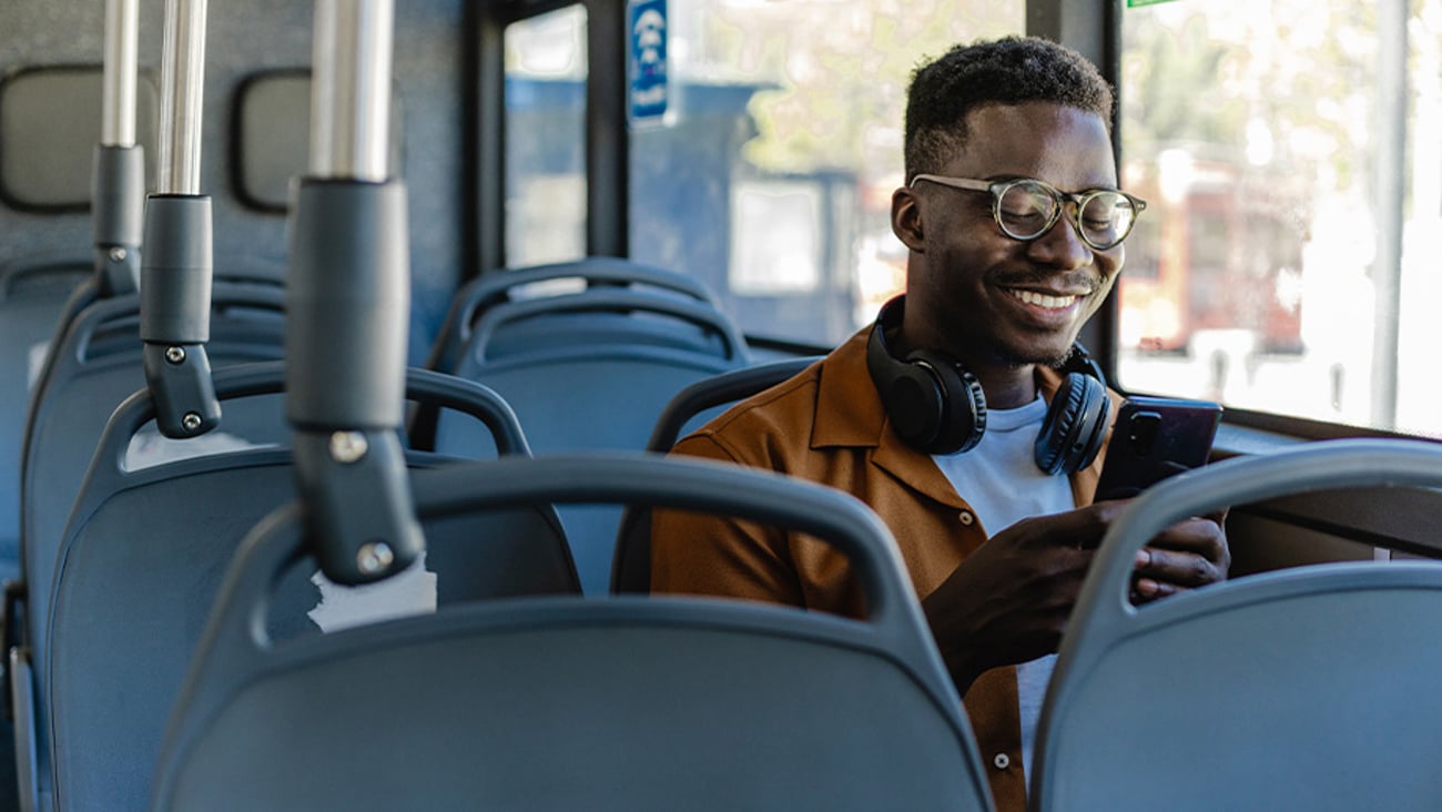 Un homme dans l'autobus