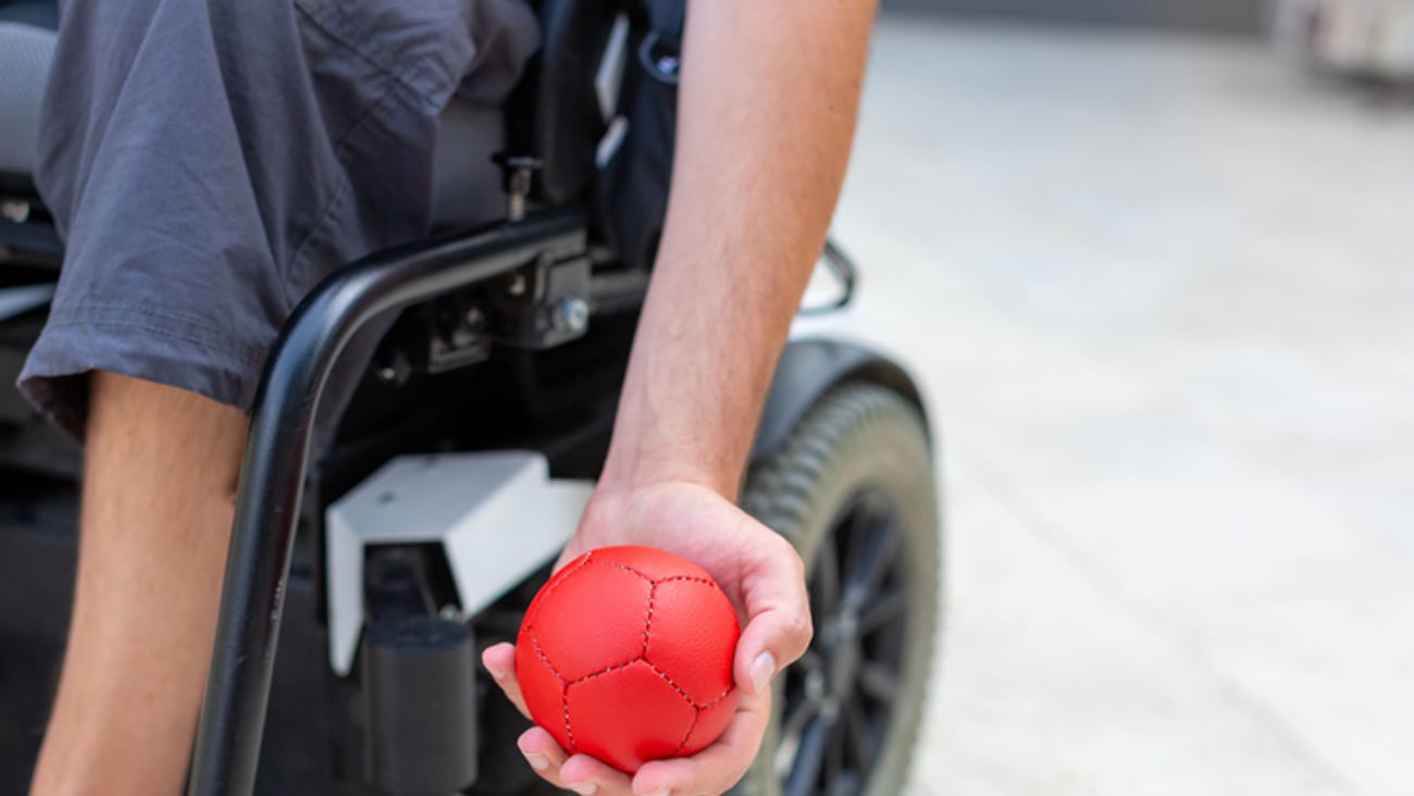 Une personne en chaise roulante fait des exercices.