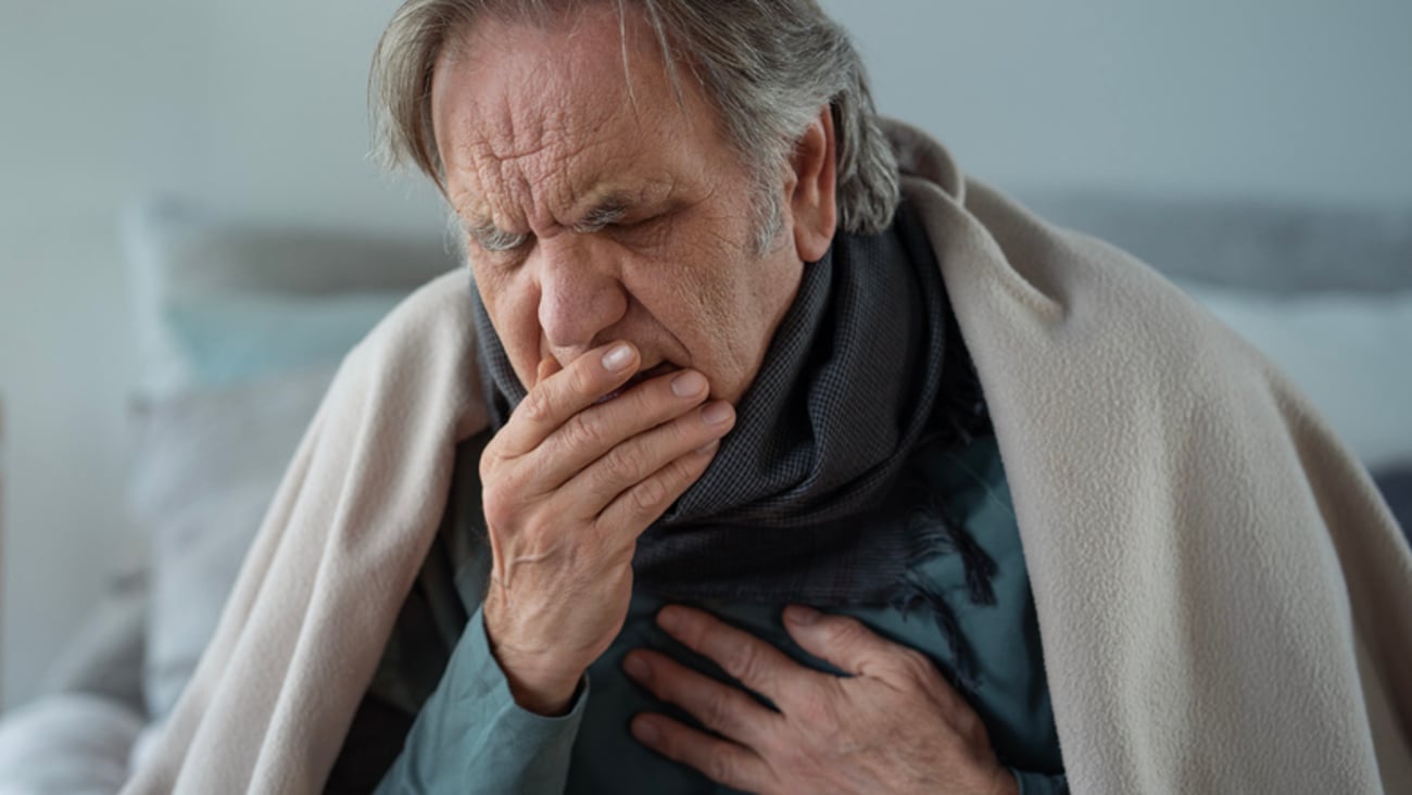 un homme âgé tousse