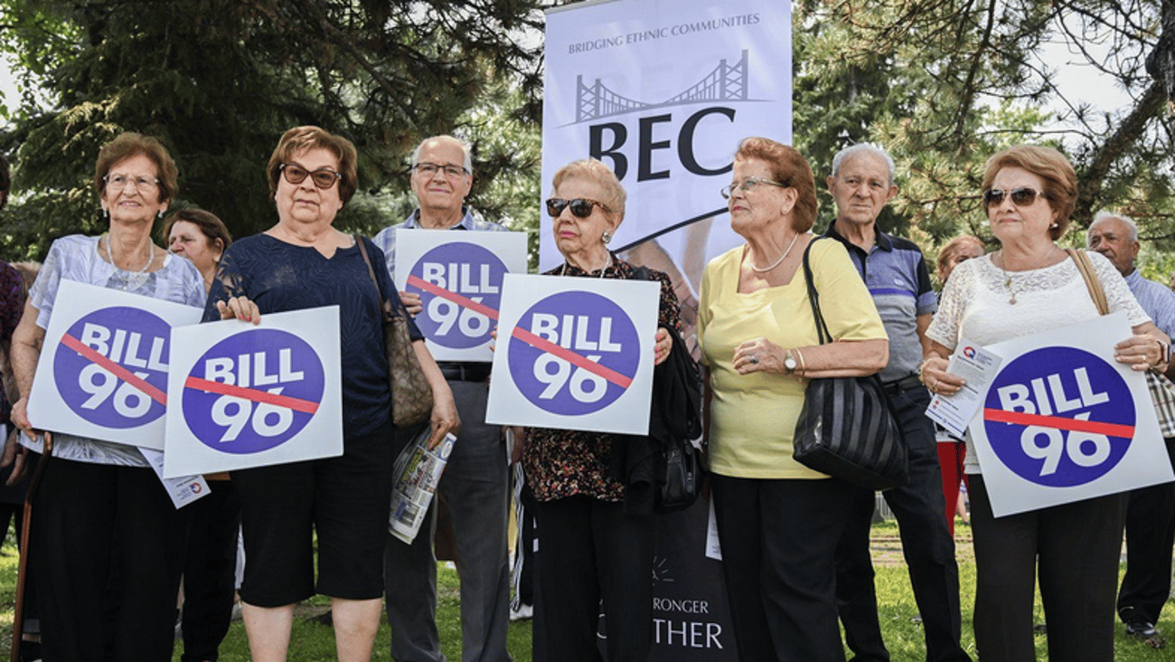 Manifestation devant l'hôpital Santa Cabrini à Montréal, le samedi 27 juillet 2024, pour dénoncer les nouvelles directives linguistiques du projet de loi 96 pour les hôpitaux et les foyers de soins de longue durée. (PC/Graham Hughes)