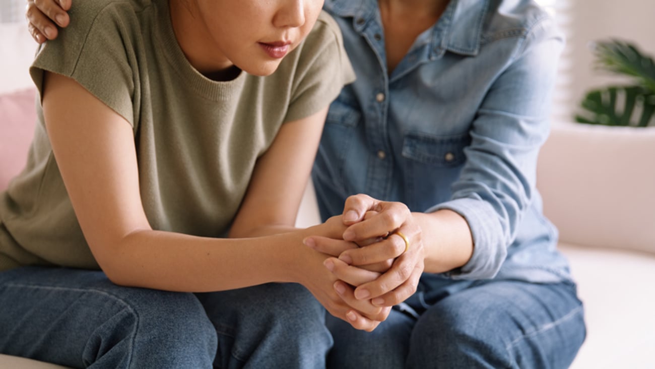 Une jeune adolescente discute de sa santé mentale avec son parent.