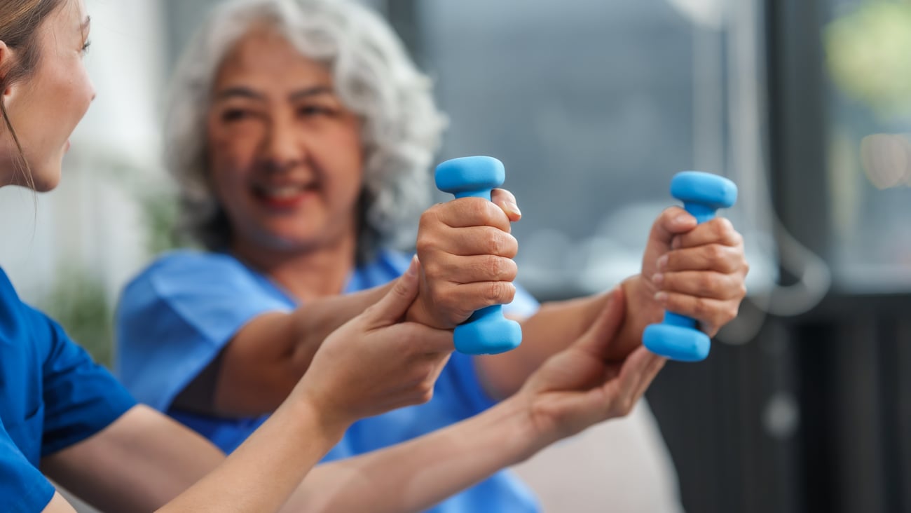 Une aînée participe à une séance de thérapie physique.