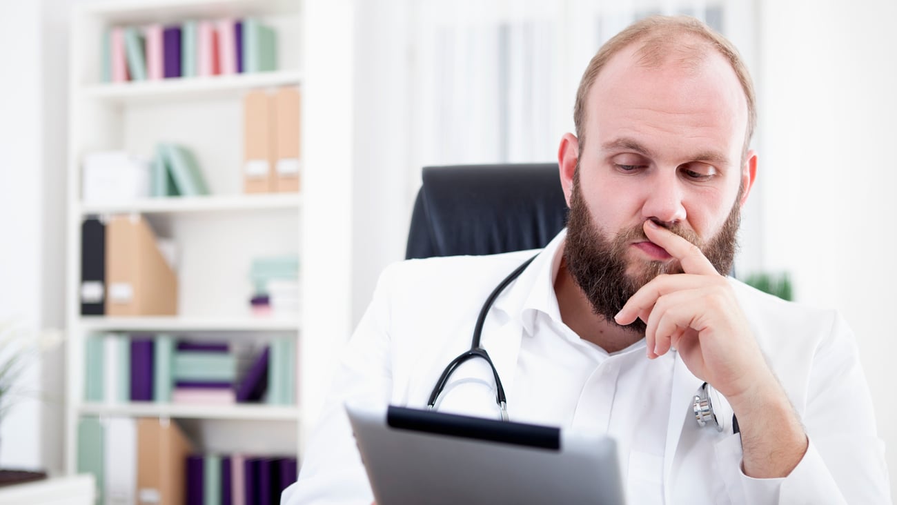 Médecin en train de lire sur sa tablette