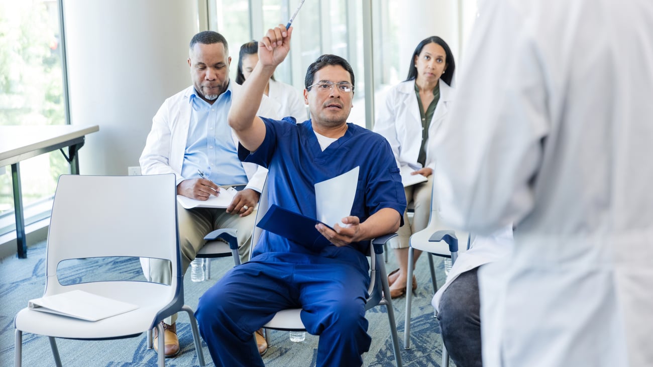 Résidents interrogés par un médecin