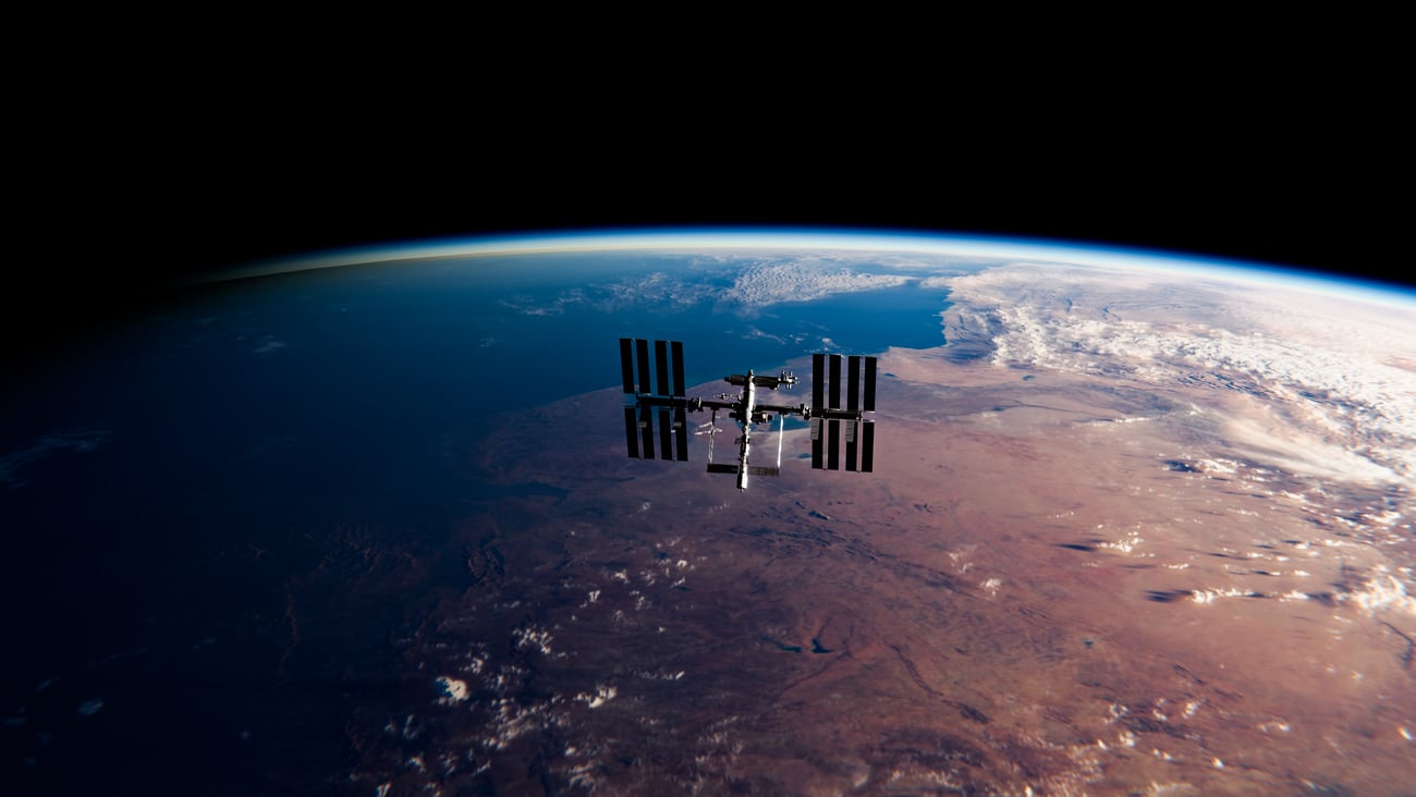 La station spatiale internationale orbite autour de la Terre.