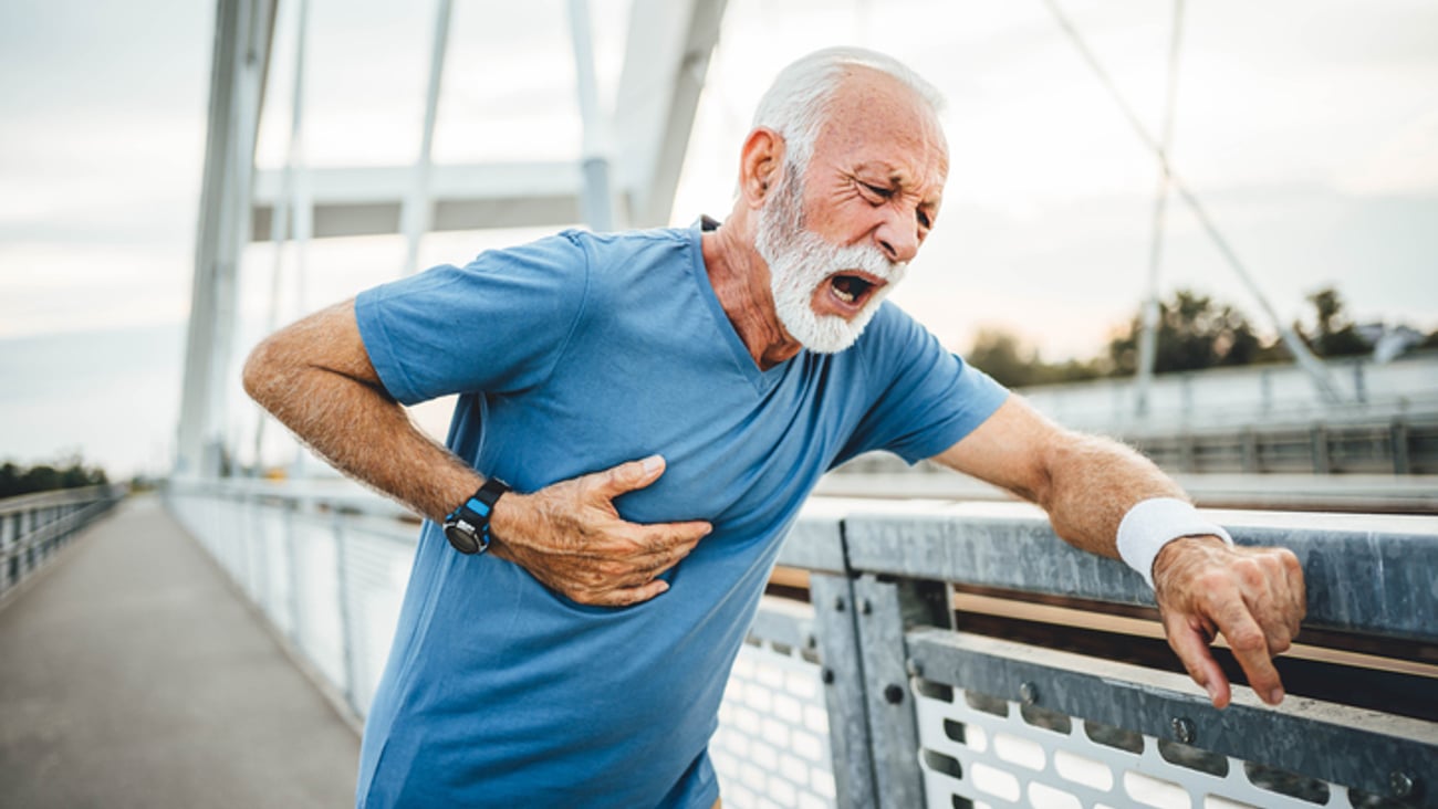 Un homme âgé fait une crise cardiaque