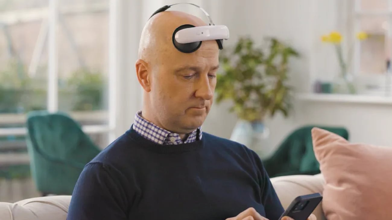 Casque de stimulation transcrânienne à courant continu (crédit Flow Neuroscience)