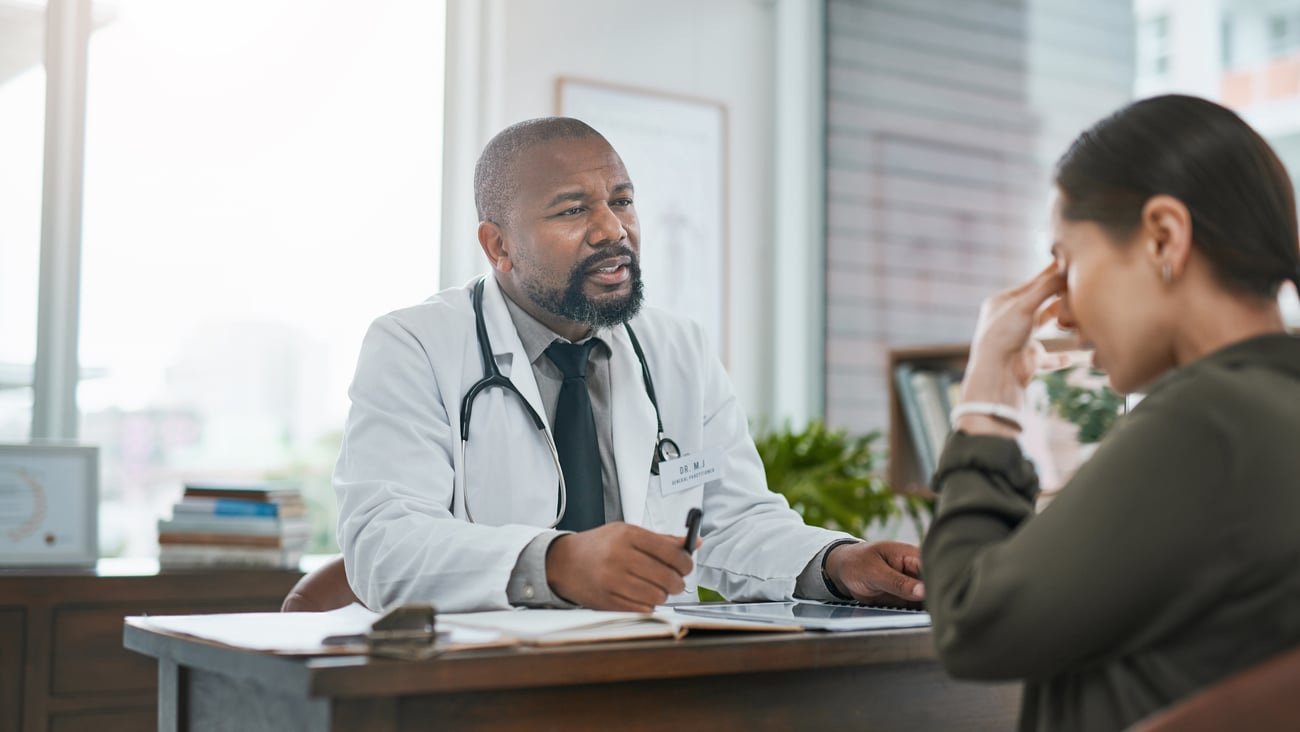 Un médecin et sa patiente conversent.