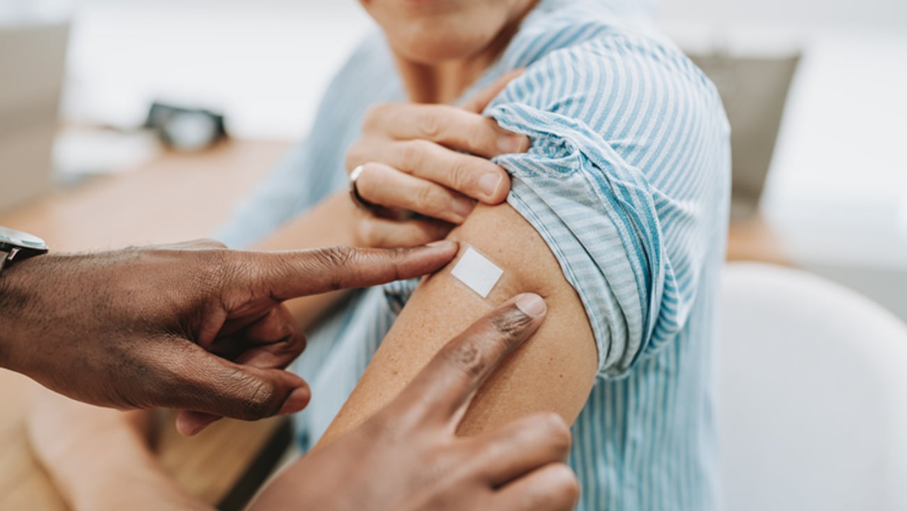 Une femme âgée reçoit un vaccin