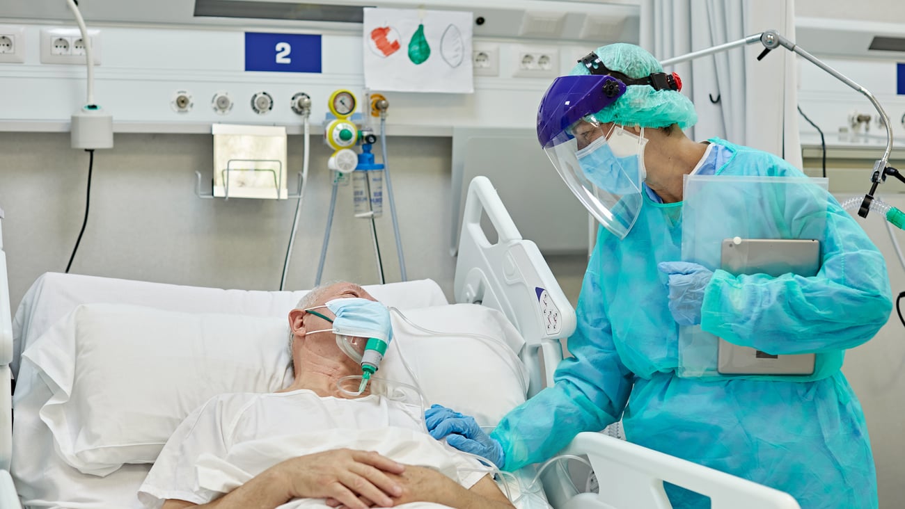 Homme sur un lit d'hôpital