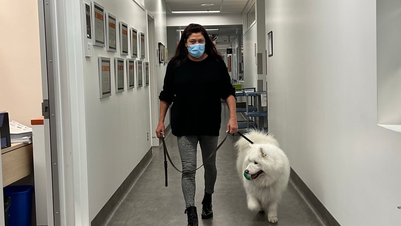 Isabelle Turcotte et Kozak dans les couloirs de l'hôpital / Anaïs Bouitcha