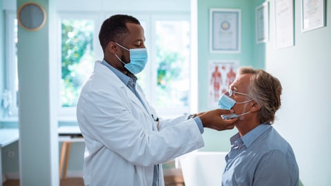 Un médecin examine son patient en clinique