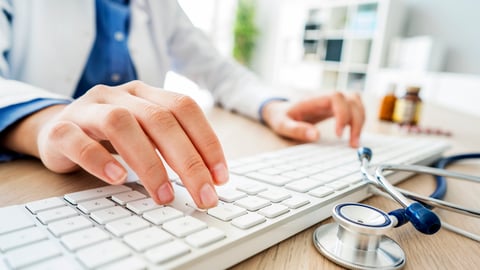 médecin qui tape à l'ordinateur