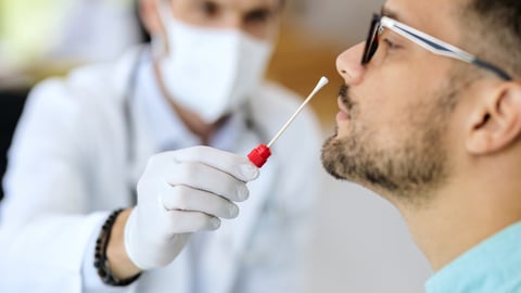 Un employé passe un test de dépistage contre la Covid