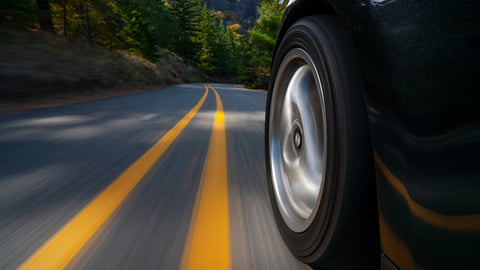 une voiture roule à vive allure sur une route