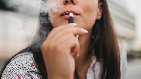 Jeune femme qui vapote