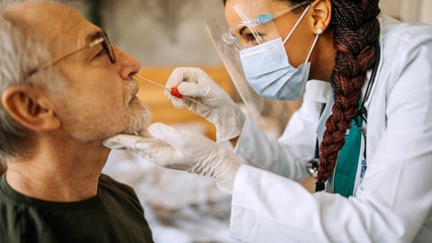 une infirmière fait un test de dépistage de la Covid