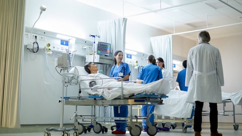 un patient au triage des urgences d'un hôpital